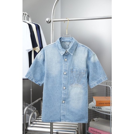 Louis Vuitton's early spring new denim vest short-sleeved style is a must-have item for men and women's everyday commuting, embodying understated luxury.